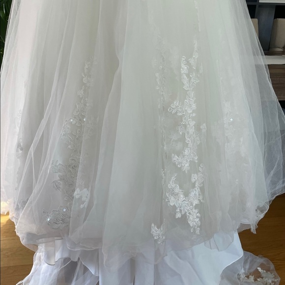 Essence of Australia A line wedding drss sz 4, includes long veil&removable belt - Picture 8 of 11